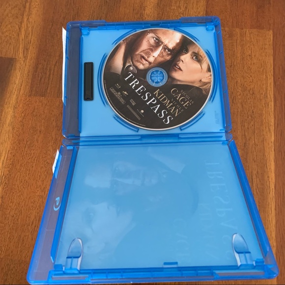 Blue Ray DVD Trespass - Picture 3 of 3